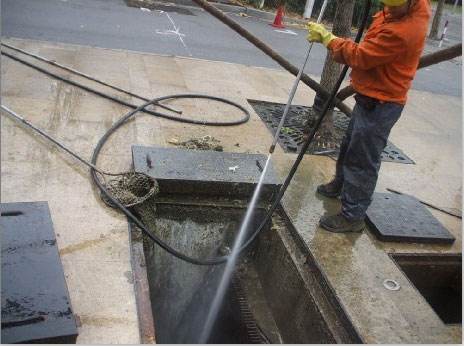 邻水池底污泥如何清理